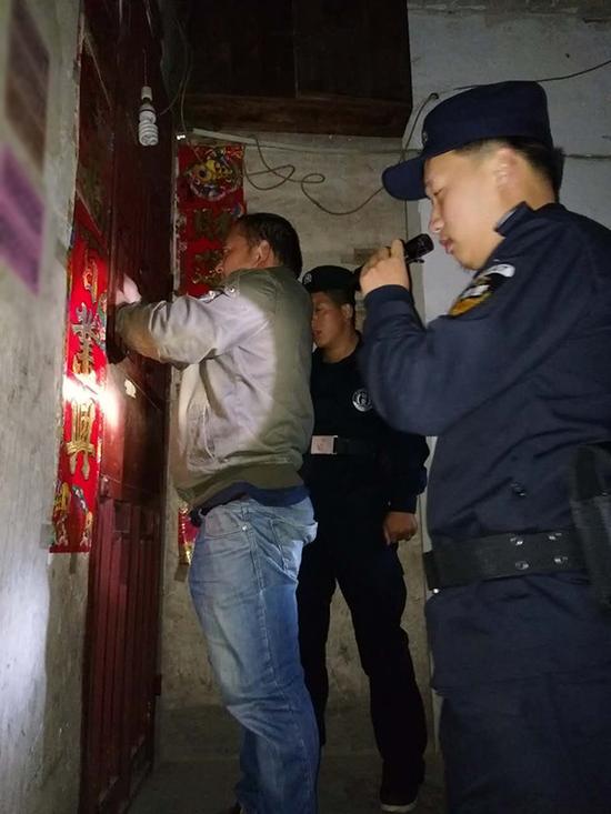 苏州粗心妈妈误将幼女锁家中 民警全城寻开锁师傅开门